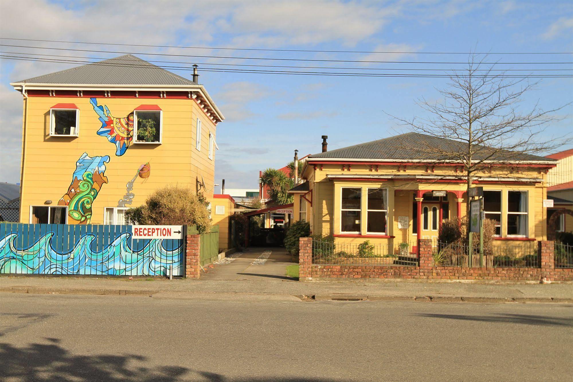 Bazil's Backpackers BBH Hostel&Surf School Westport Buitenkant foto